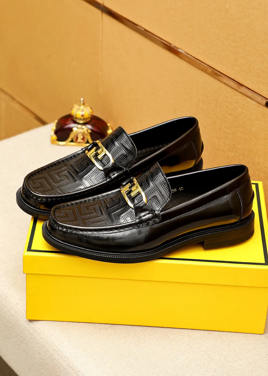 Men's shoes 💰460 💐 Product trademark: FENDI [Fendi] casual leather shoes Regular size: 38-44 (45🉑️customized) Product materials: Selected imported first-layer calfskin embossed upper + luxury hardware buckle, imported cow 🐂 lining. Strong three-dimensional visual effect, rubber outsole Color: 1⃣️color optional
